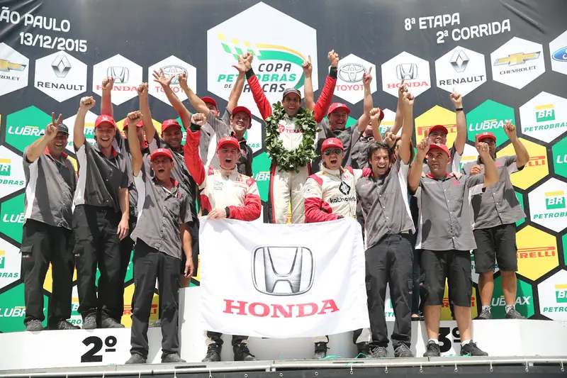 SÃO PAULO - SP - 13.12.15: CORRIDA 2 DA COPA PETROBRAS DE MARCAS EM INTERLAGOS - Domingo de decisão da Copa Petrobras de Marcas em Interlagos. (Duda Bairros/Vicar)